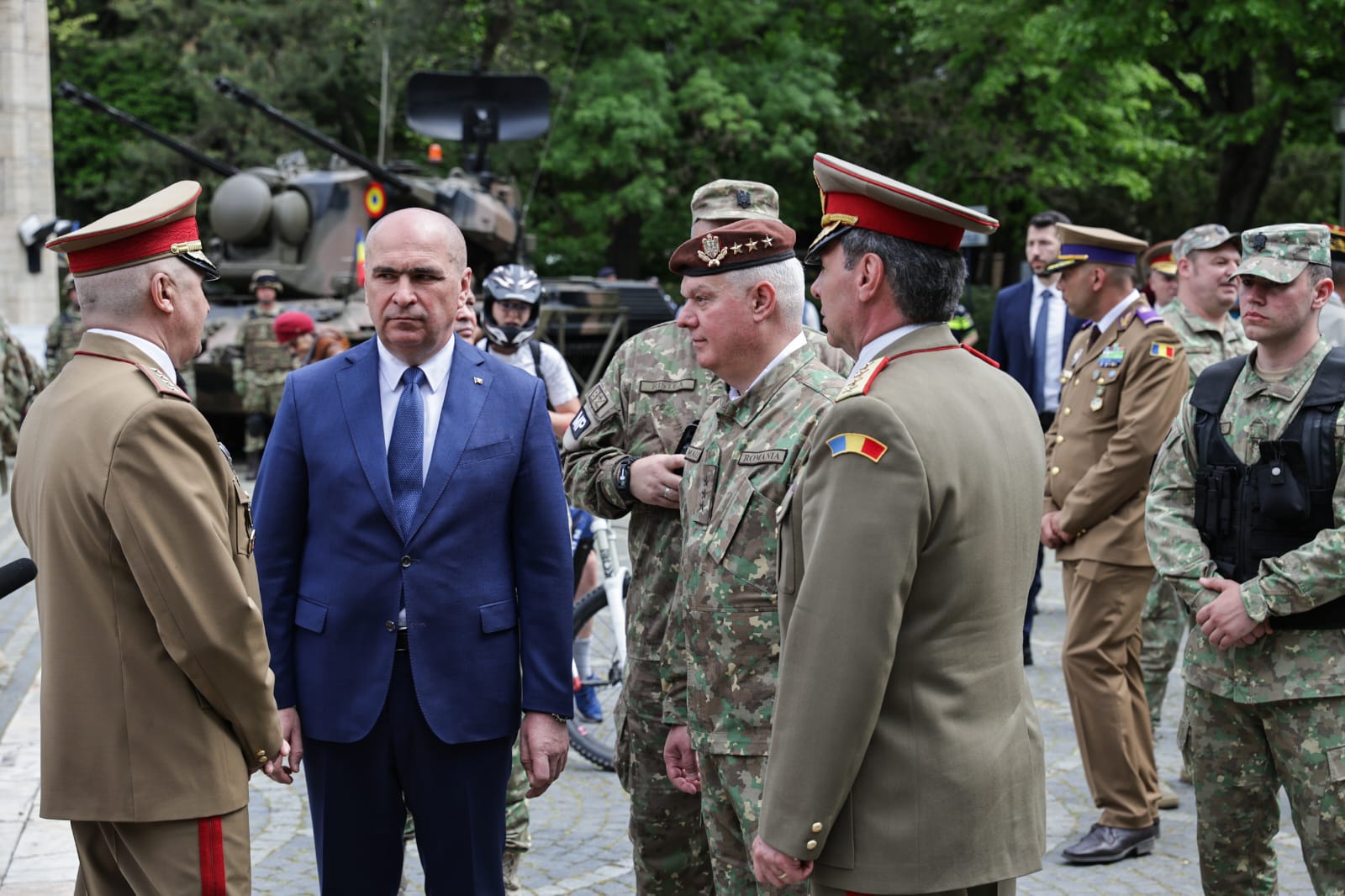 Ziua Forțelor Terestre 2025. Ilie Bolojan a vizitat fără Marcel Ciolacu expoziția de echipamente și tehnică militară din Parcul Carol | VIDEO