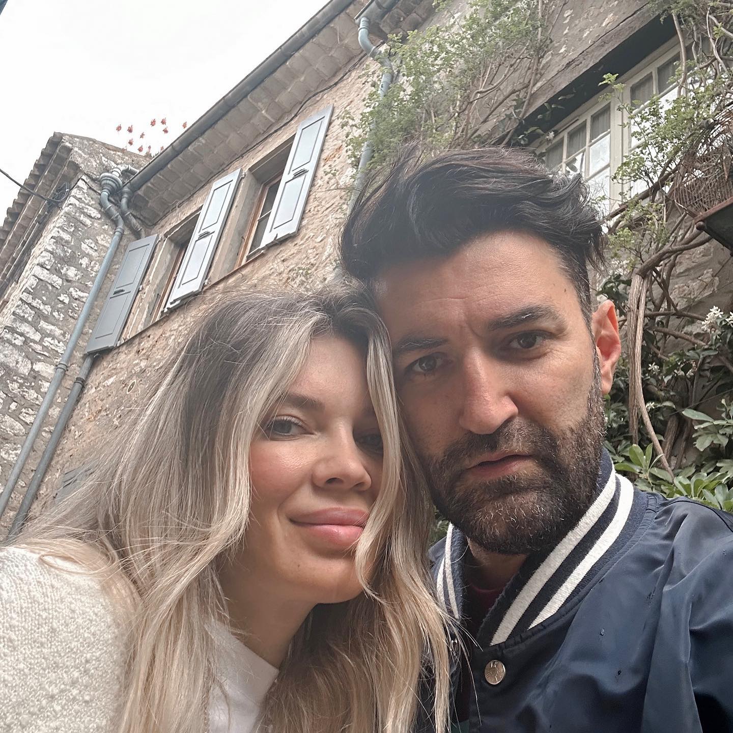 Gina Pistol și-a luat fetița și a plecat de acasă. Reacția unui internaut după anunțul vedetei. „Familii fericite doar de fațadă. Punct!”