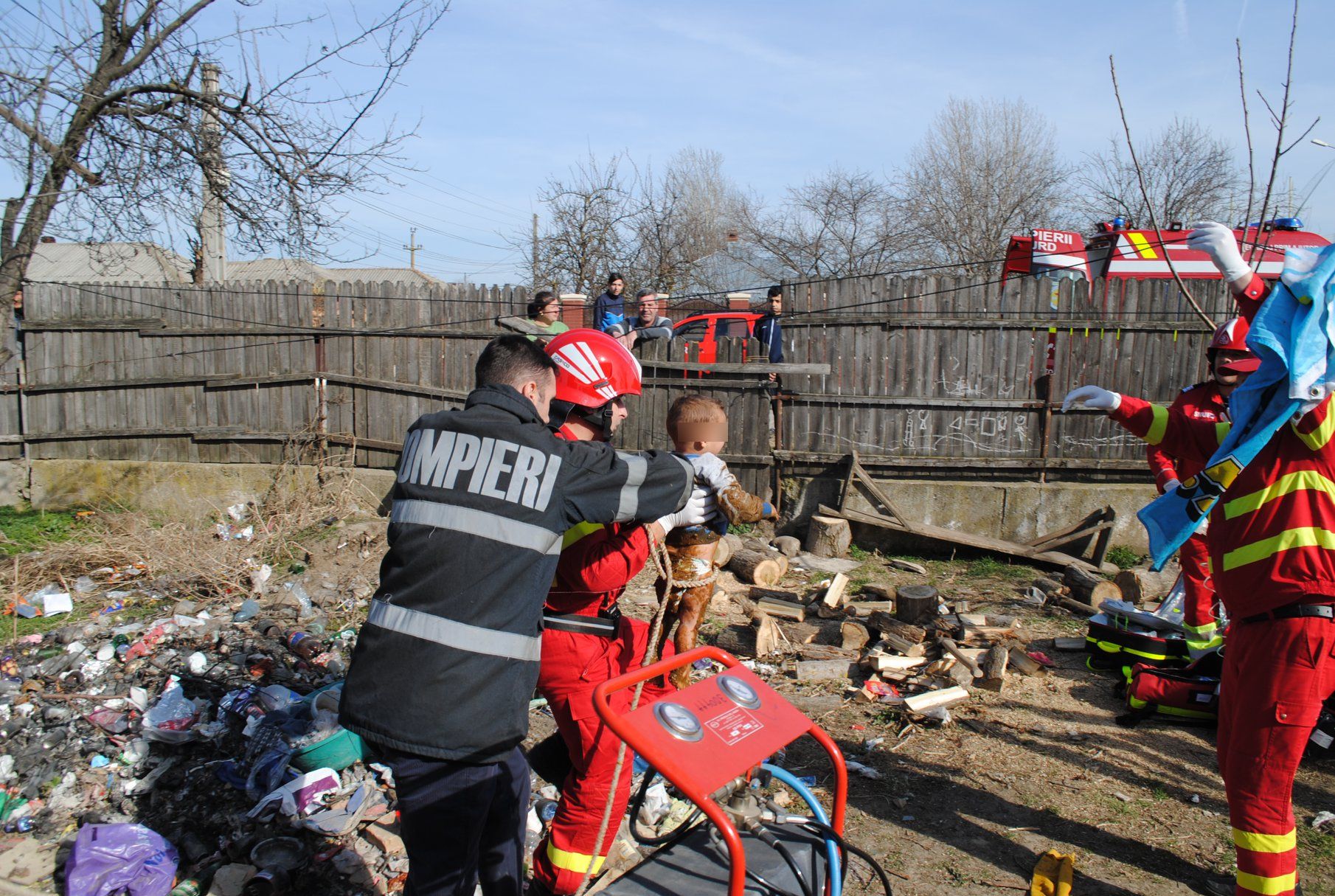 Un băiețel de nici doi ani a căzut într-o fostă septică în Călărași. Pompierii l-au salvat cu ajutorul unui alt copil / FOTO&VIDEO