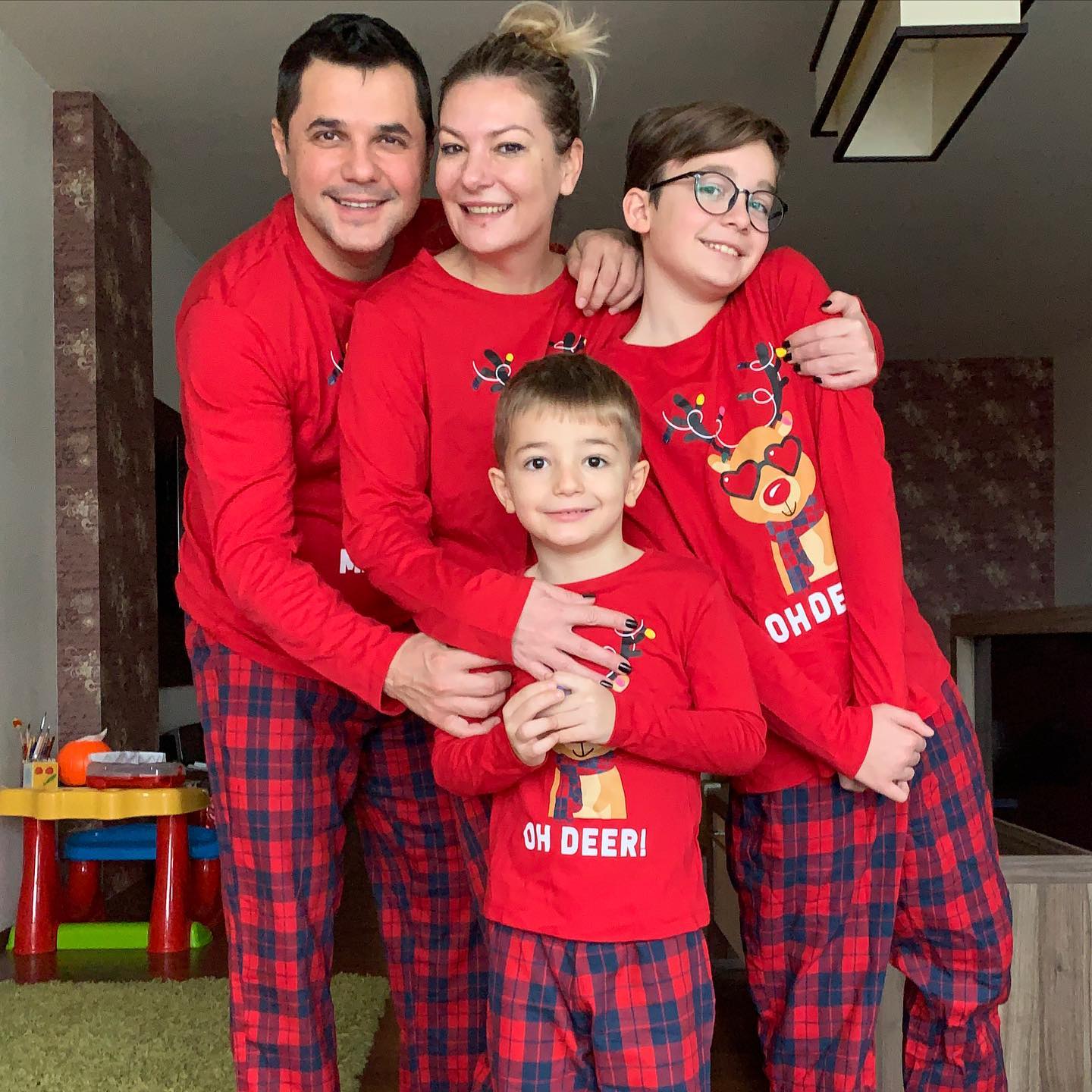 Cum se înțelege Cove cu cei doi băieți ai săi: „Mi se pare, totuși, oarecum trist în copilăria copiilor mei”