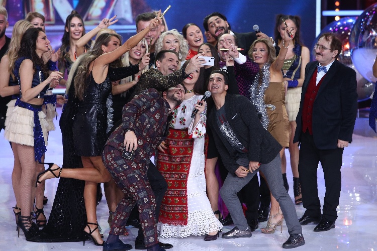 Măști spectaculoase și zeci de vedete la Revelionul Starurilor 2019,  prezentat de Dan Negru | FOTO