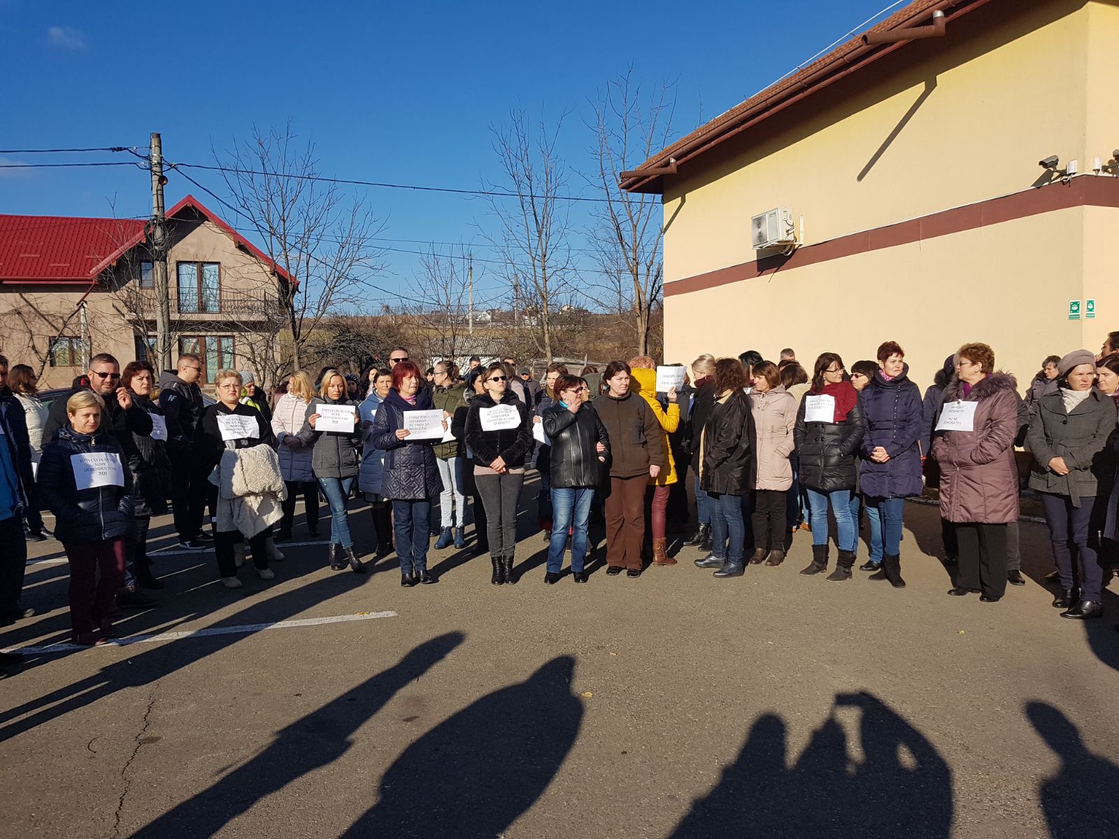 Angajații Protecției Copilului Vaslui au blocat activitatea nemulțumiți că nu și-au primit salariile. Pentru scurt timp, ei au blocat și DN24| FOTO&VIDEO