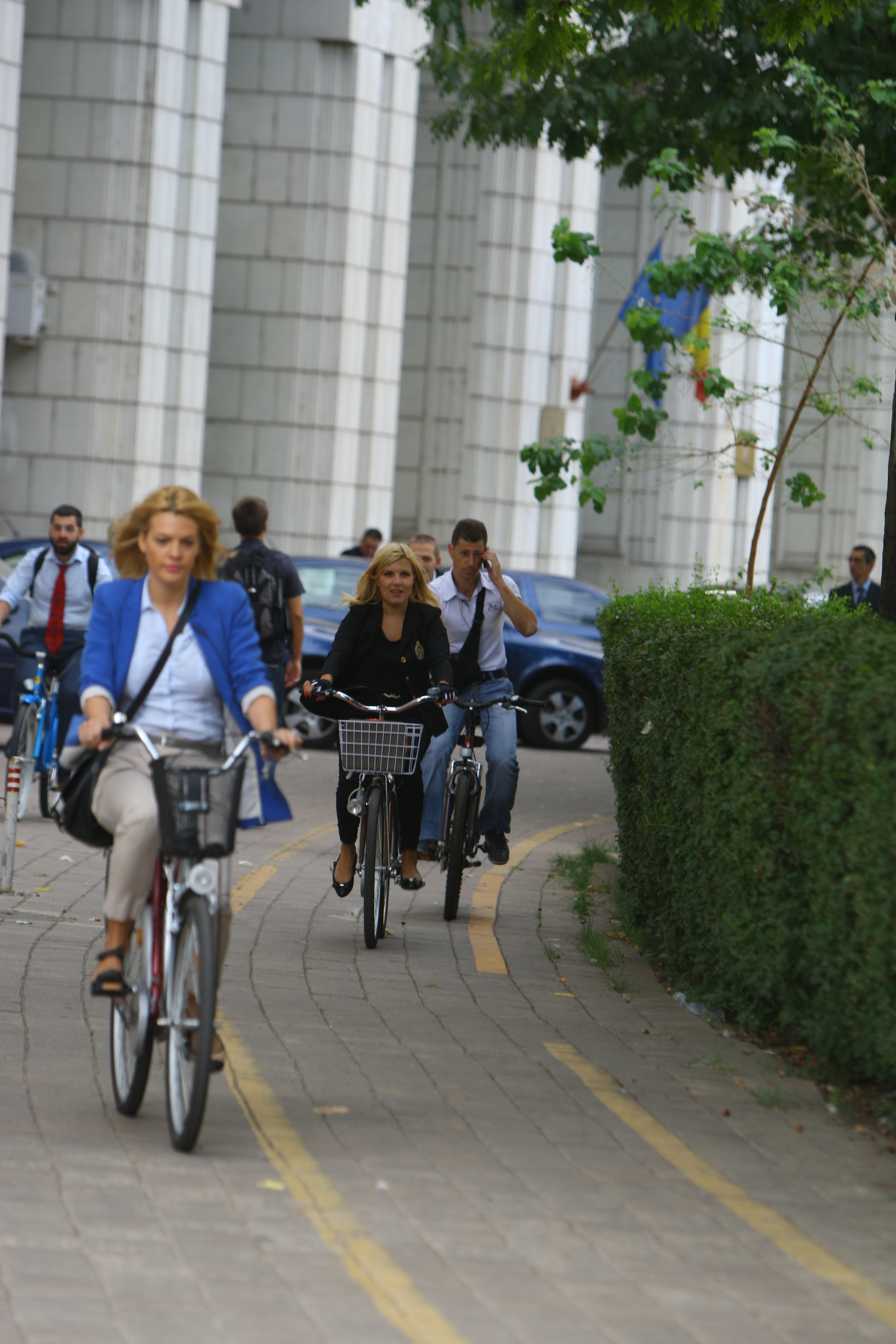 GALERIE FOTO/Politicieni pe bicicletă: ce promisiuni fanteziste au făcut oficialii, de pe două roți