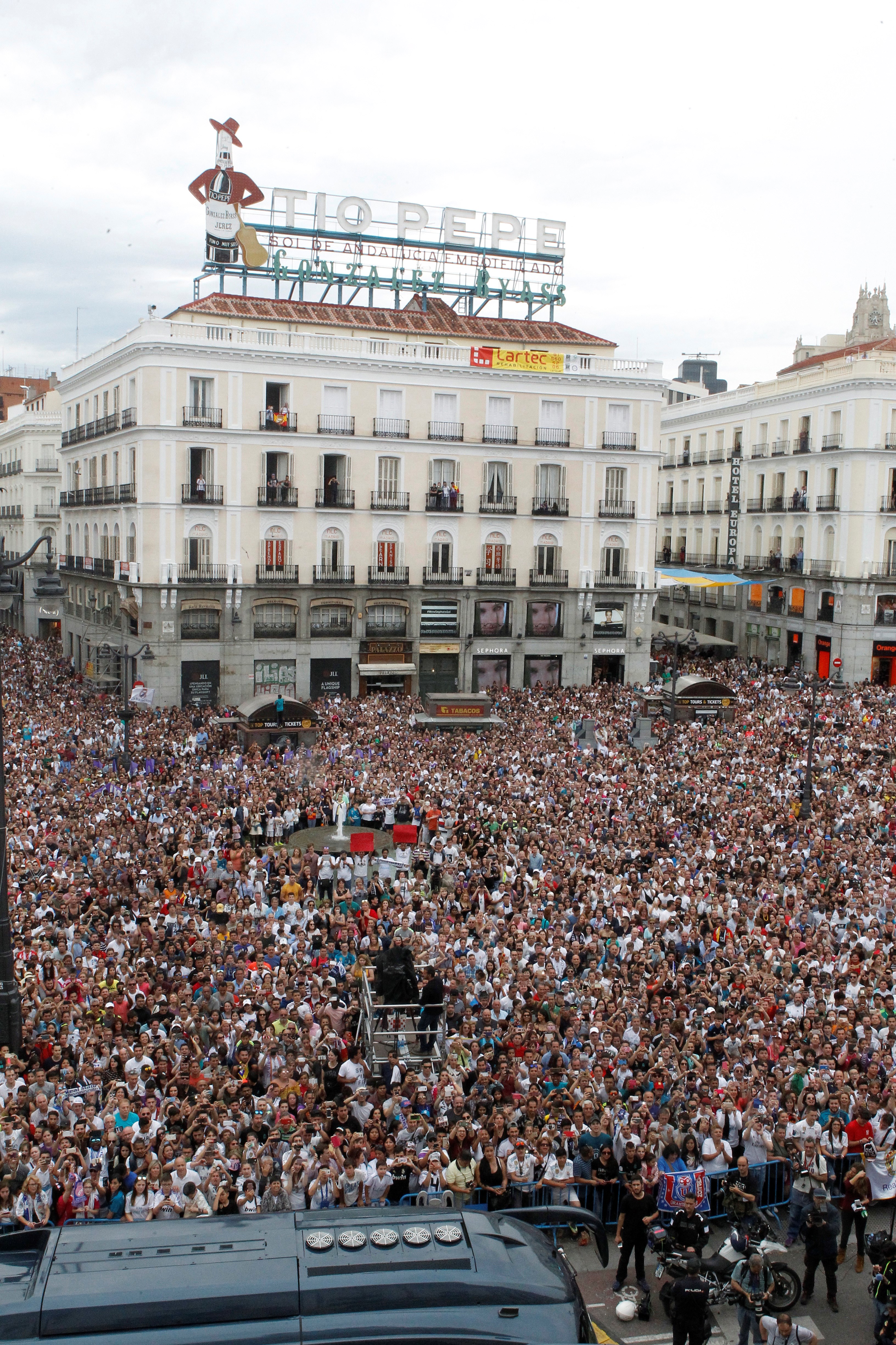Nebunie la Madrid la întoarcerea campionilor de la Real. Ce le-a transmis Ronaldo fanilor | VIDEO&FOTO