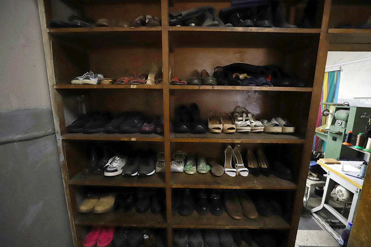 Ultimii pantofari din București își privesc mucalit sfârșitul iminent. „Urmează miresele încălțate cu adidași, ca să fie lucrurile clare” | Reportaj