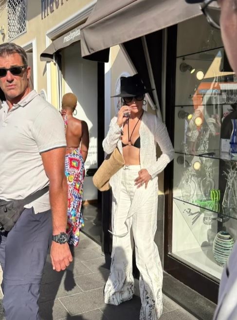 Cristi Brancu s-a întâlnit cu Jennifer Lopez în Capri. Fotografia pe care și-a făcut-o alături de vedeta internațională