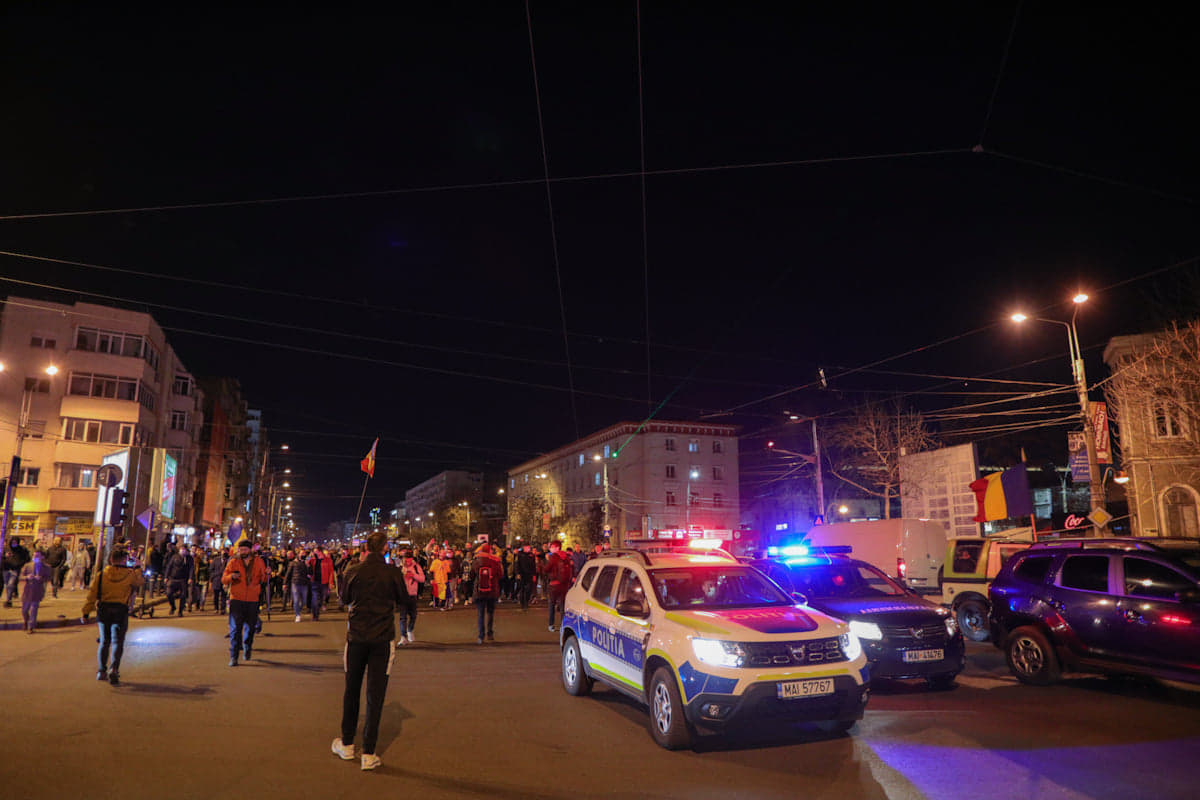 Protestul anti-restricții din Capitală, încheiat cu violențe și arestări. Manifestații și în alte orașe din țară
