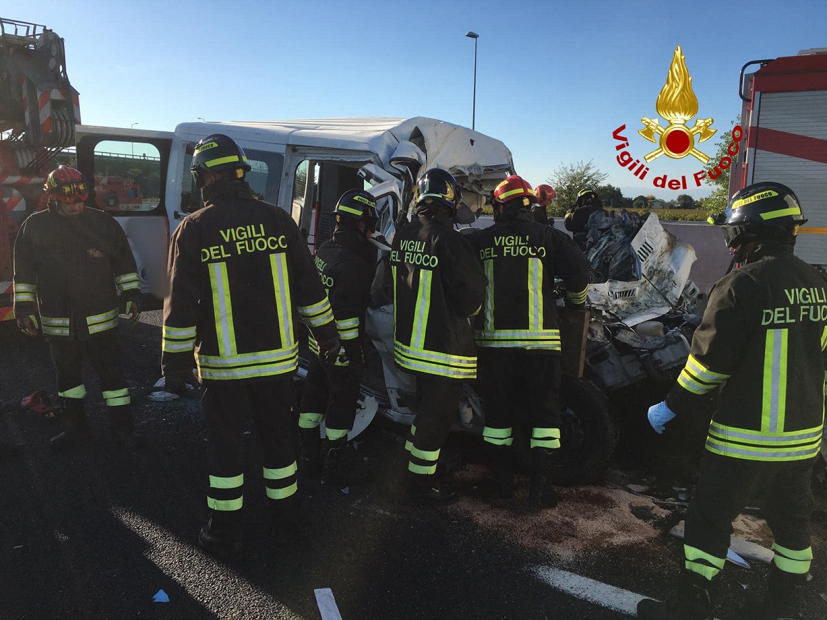 O româncă e singura supraviețuitoare din accidentul cu patru persoane cu dizabilități și doi îngrijitori voluntari morți de pe o autostradă din Italia