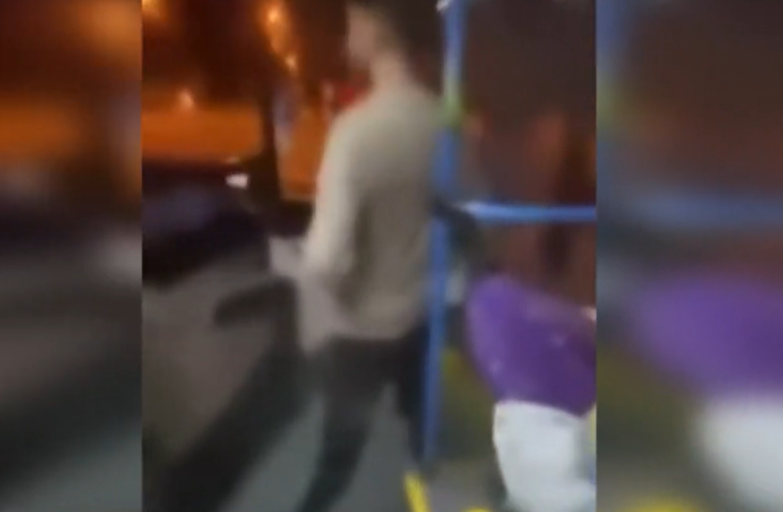 Bliccelő tinédzserek ordítoztak az őket számon kérő buszsofőrrel Budafokon, egyikük le is köpte őt – videó