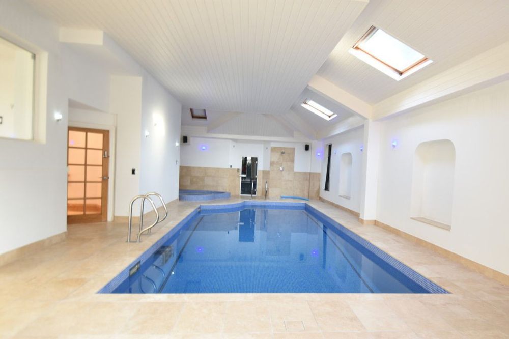 GALERIE FOTO / Cum arată casa de lux a lui Cristiano Ronaldo din Manchester. Starul de la Juventus o scoate la vânzare pe mai puțini bani decât a luat-o!