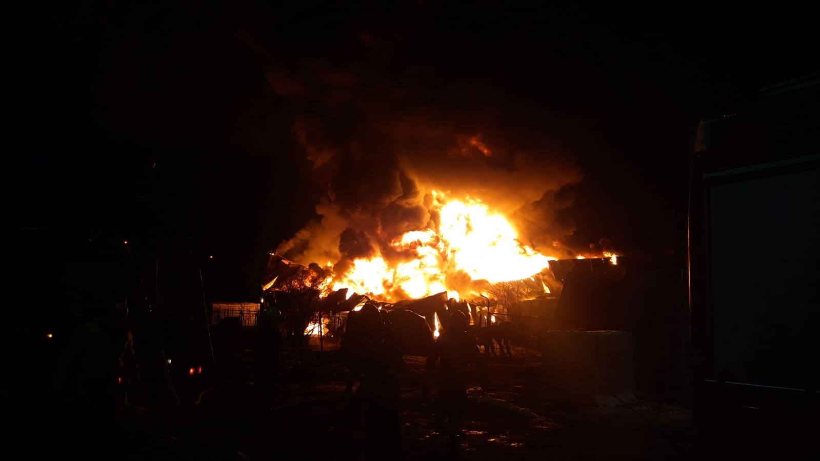 Incendiu violent la o hală din Ilfov. În interior sunt bazine cu acetonă și saci cu nitrat de amoniu. Avertizare prin RO-ALERT a populației din zonă