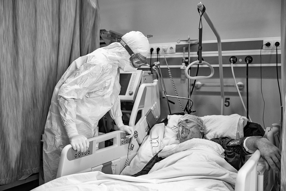 Despre oxigen, cafeină şi spiritul sacrificat al sărbătorilor în spitalul COVID din Roşiori de Vede: „O să picăm toţi la un moment dat”