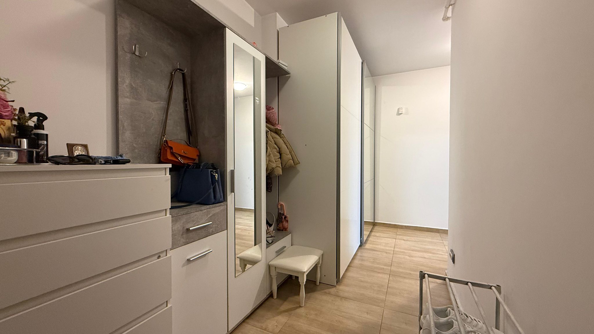 Imagini cu casa în care locuiește Deea Maxer. A scos apartamentul la vânzare: „E momentul să facem o schimbare”