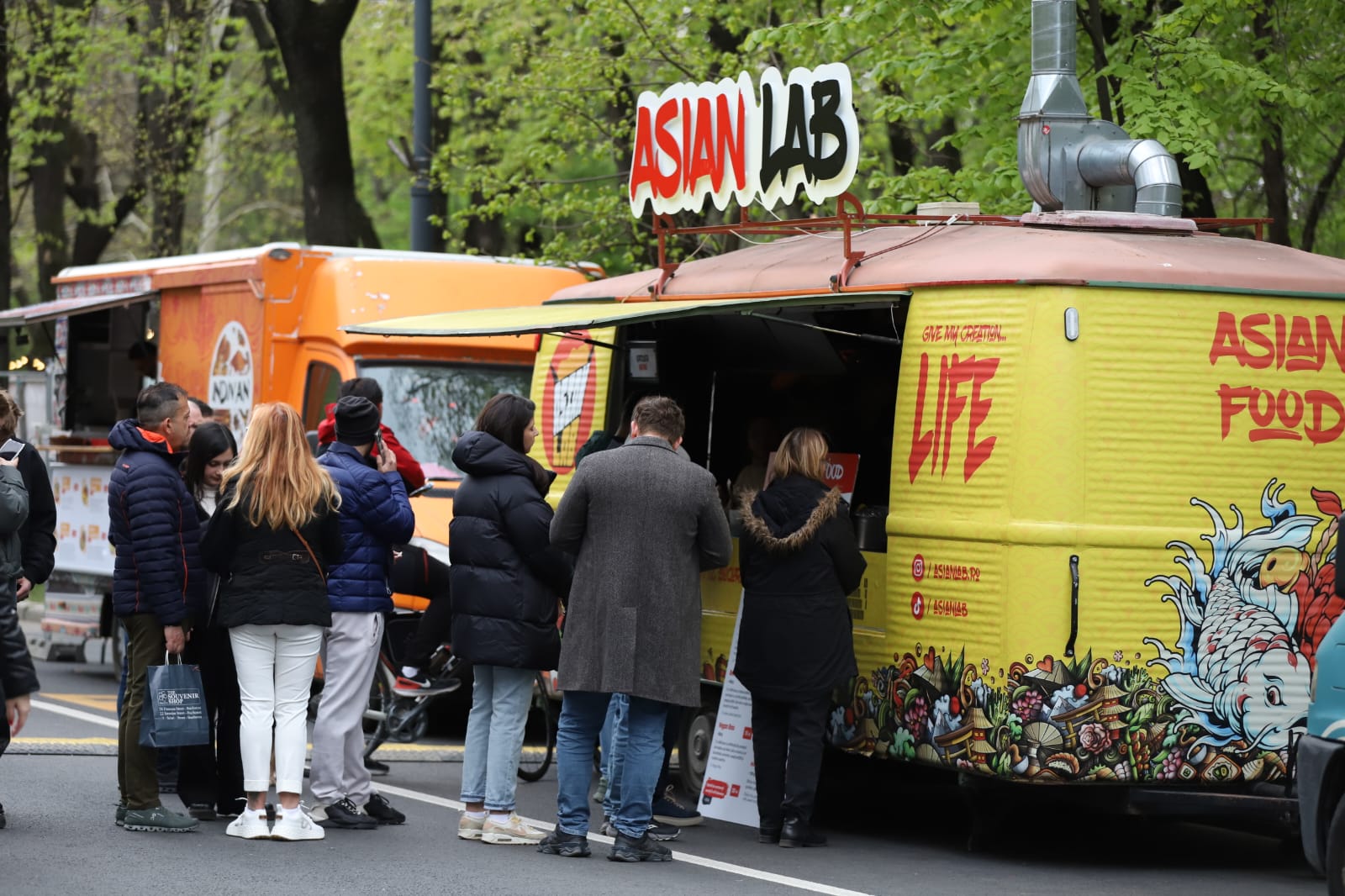 Bucharest Street Food Festival a început. Ce găsiți pe Bulevardul Kiseleff: de la burgeri la paella, plus dulciuri pentru toate gusturile