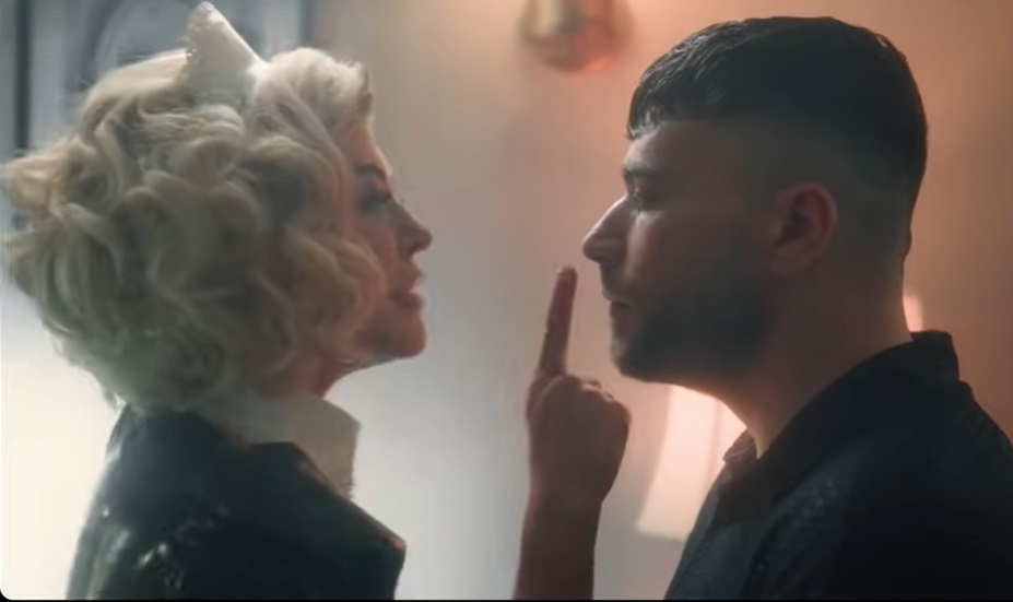 Loredana Groza, transformată în cameristă în videoclipul melodiei „Mister Amor”. În ce ipostaze apare alături de Shift