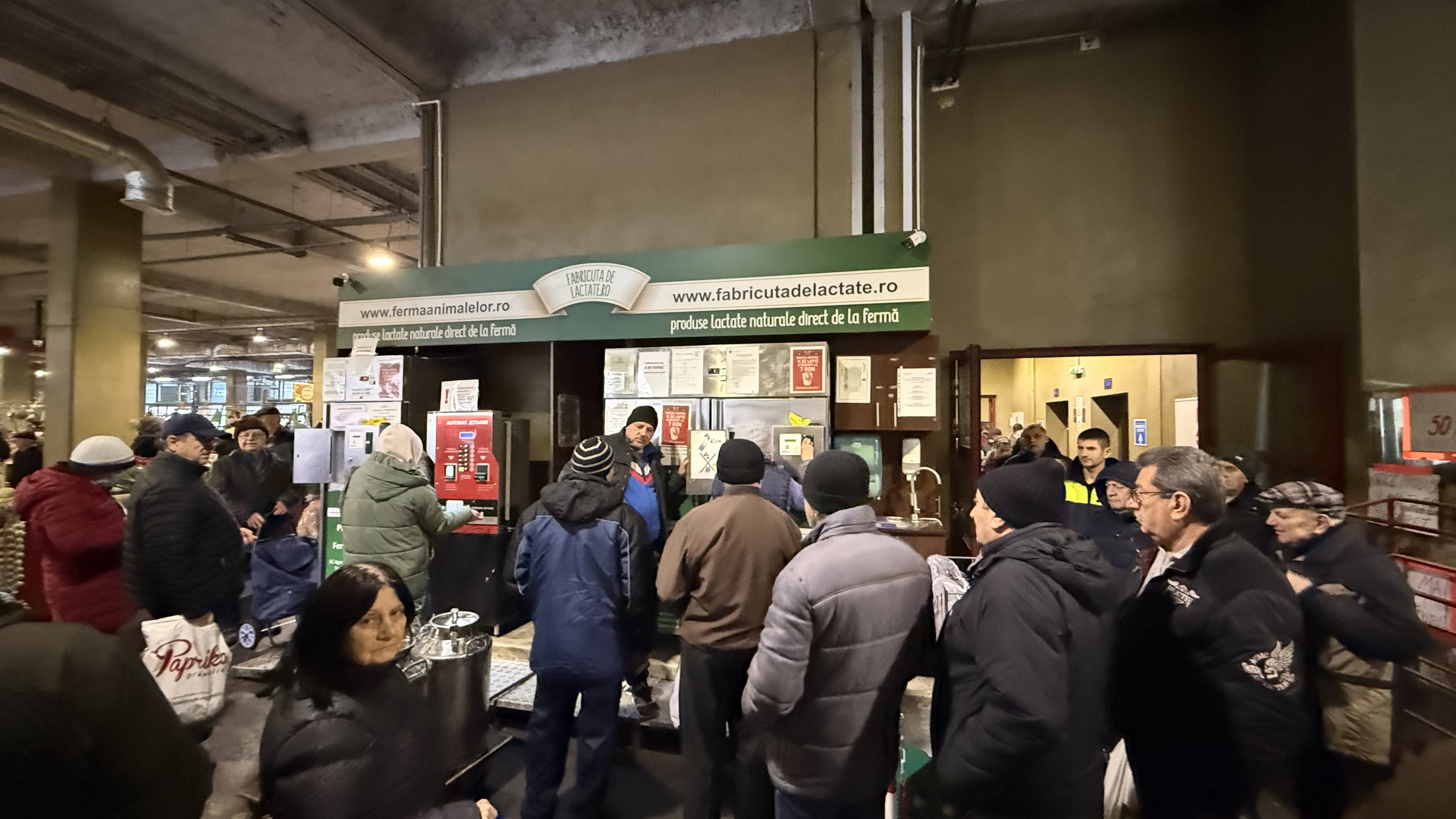 Cozile la lapte au revenit în București. De ce stau oamenii din nou la rând: „Nu mai găsești așa ceva”