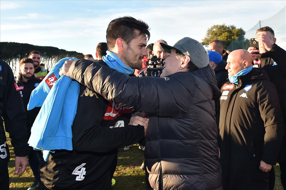 Maradona a vizitat-o pe Napoli la antrenament! ”Procesiunea” jucătorilor! GALERIE FOTO & VIDEO