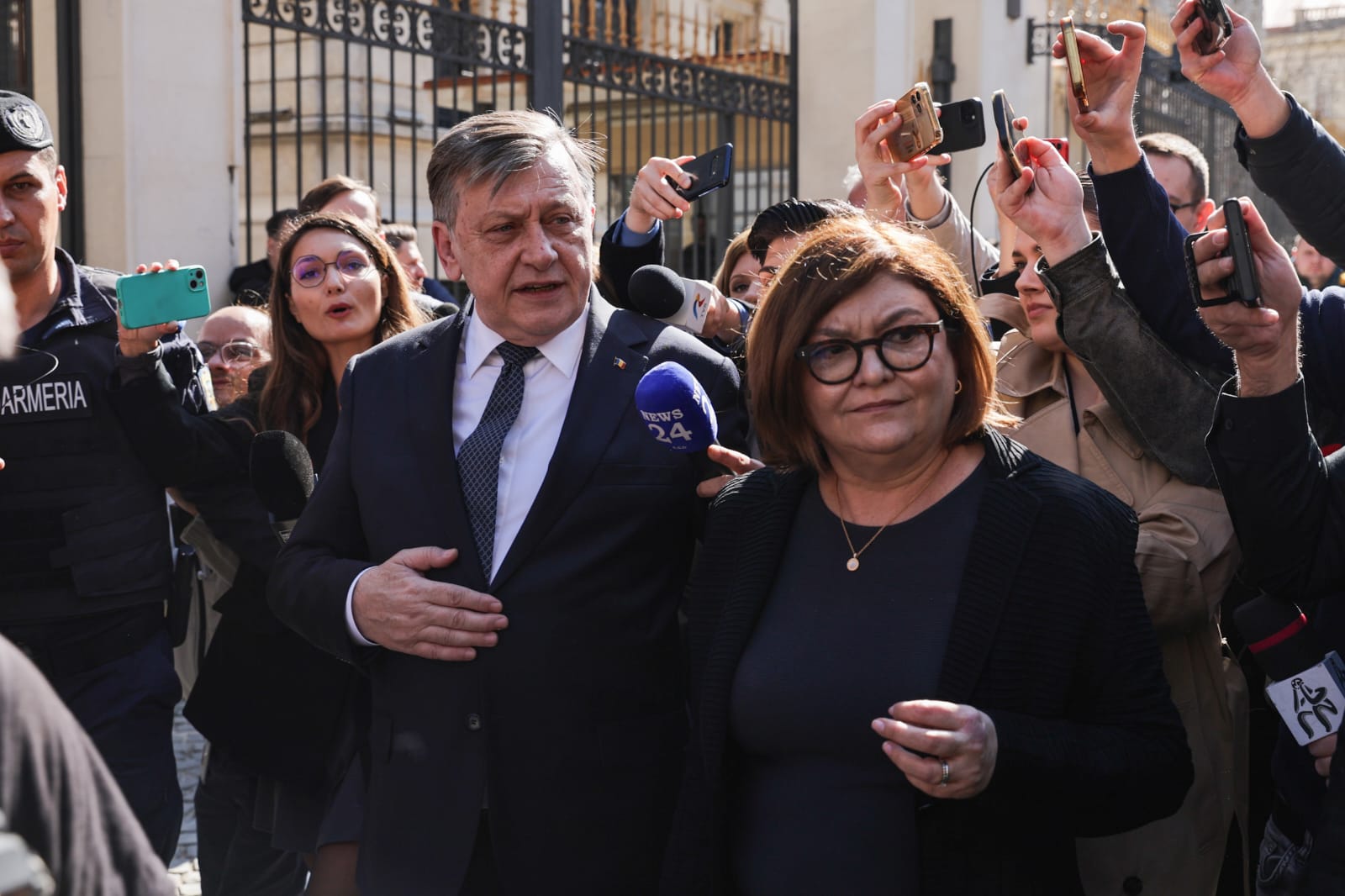 Cum arată soția lui Crin Antonescu și cu ce se ocupă. Adina Vălean a spus la TV ce soțul ei nu voia să se afle: „Este ca un foc de paie”