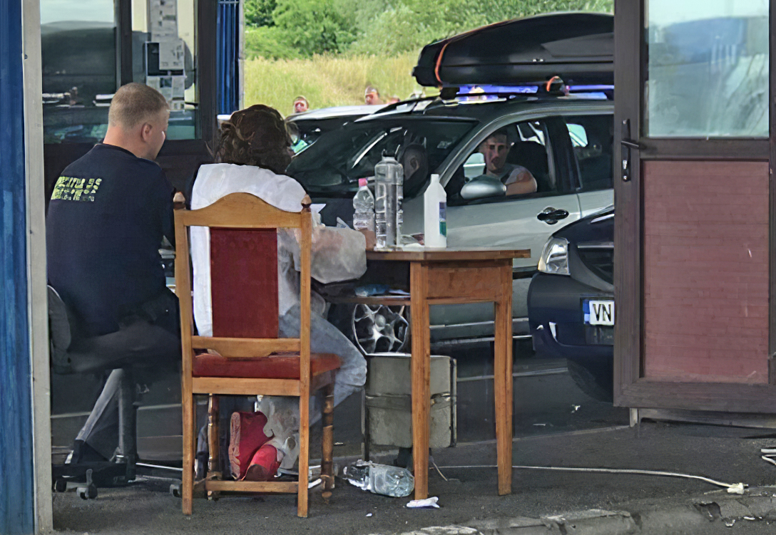Modelul Orban funcționează: nici oamenii DSP și nici polițiștii de frontieră nu poartă măști la Nădlac