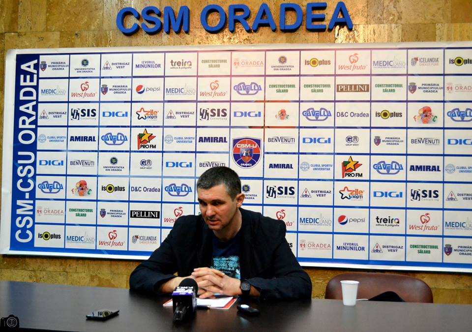 Și-a cerut iubita de soție pe parchet! Gestul superb al unui baschetbalist orădean de la U Cluj