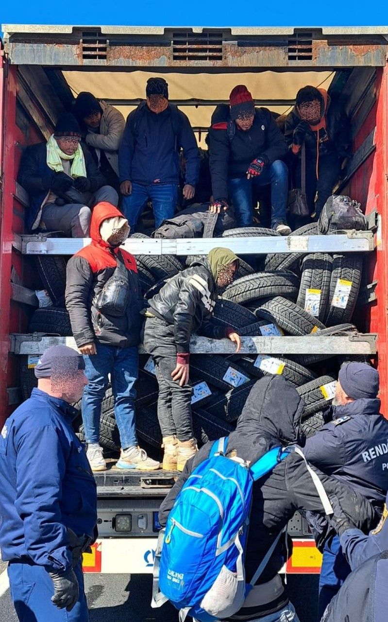 Șofer român de TIR prins cu 54 de migranți înghesuiți de-a valma între cauciucuri, în Ungaria. Migranții au fost trimiși înapoi în România