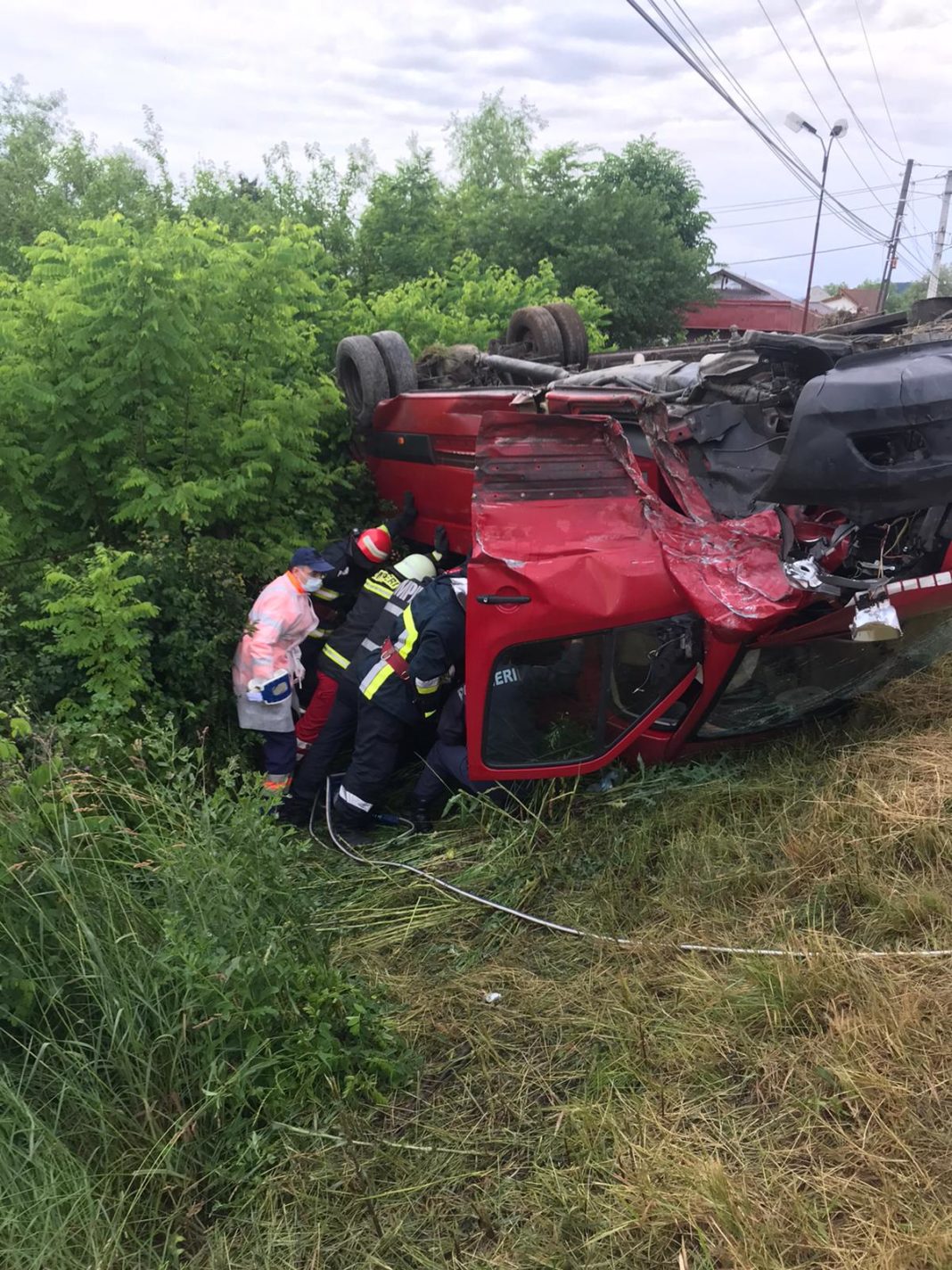 FOTO | Microbuz cu 14 persoane, accident în Vâlcea. A fost declanșat planul roșu
