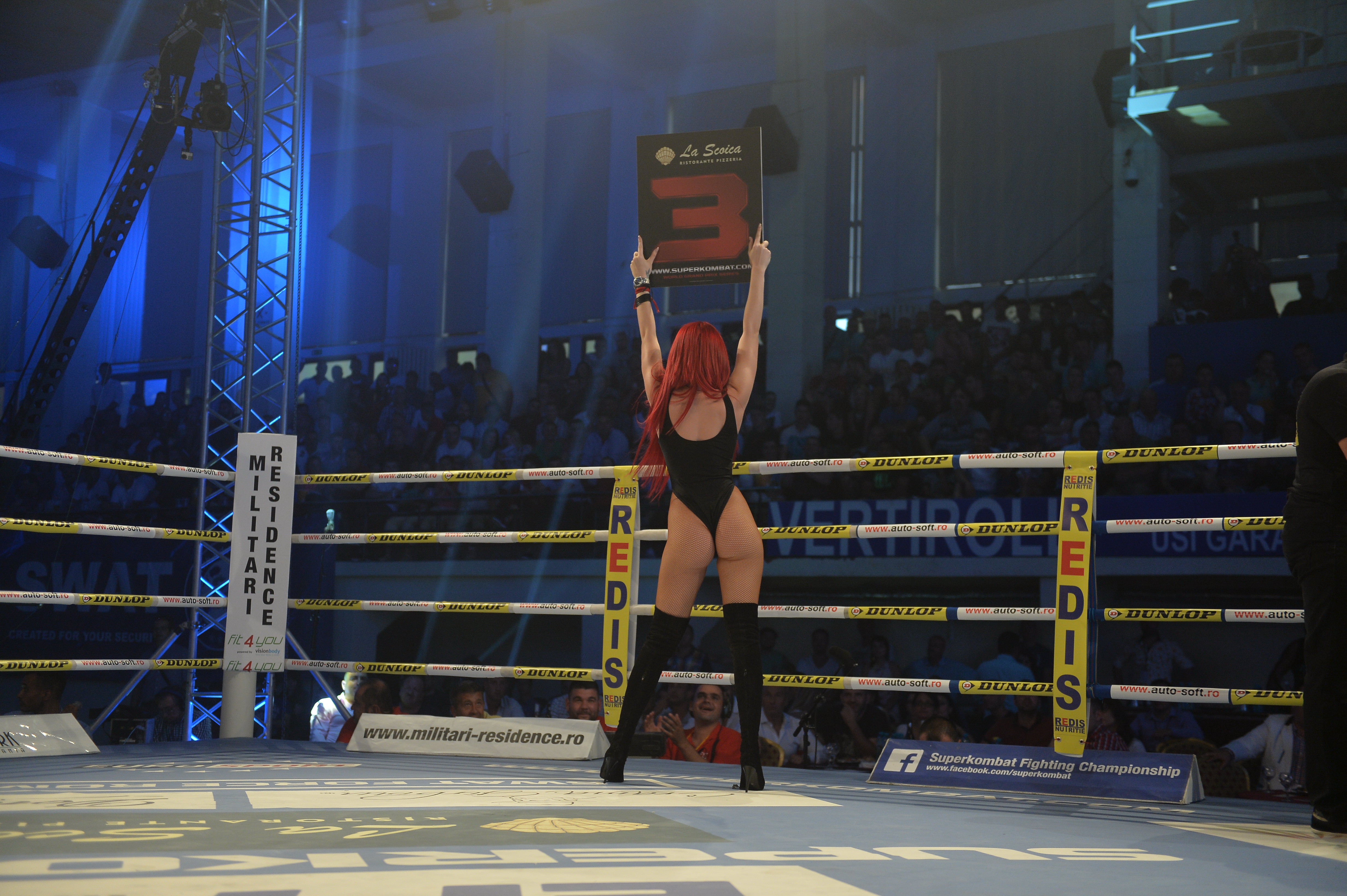 În ring când au intrat, spectatorii și mai tare s-au înfierbântat! Fetele sexy din preajma băieţilor duri de la Superkombat Constanța / GALERIE FOTO HOT   