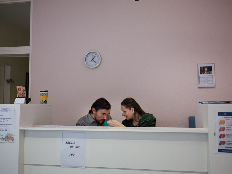 O secție de votare din Germania se află în cabinetul unui medic român! În locul paturilor și al echipamentului medical sunt cabinele de vot