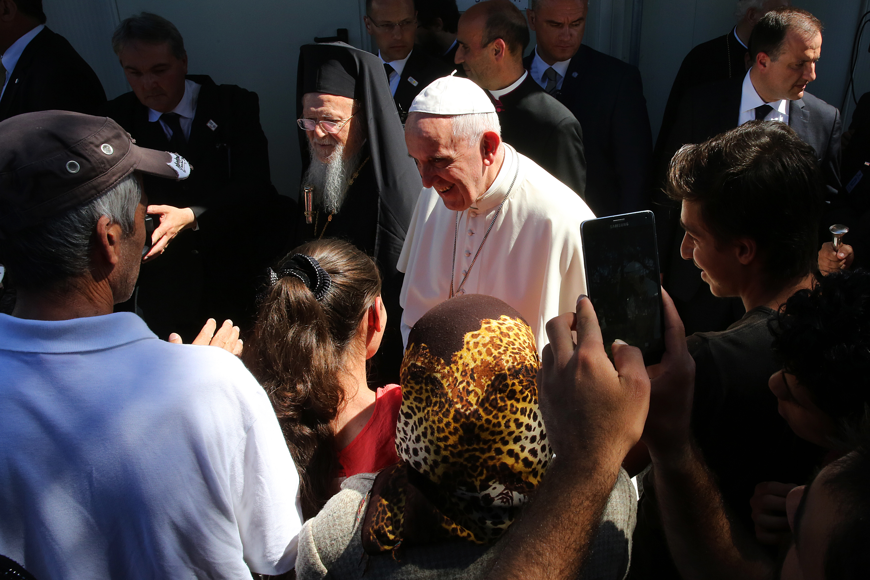 Moment istoric pe insula Lesbos! Papa Francisc s-a întors la Vatican cu 12 imigranți. Suveranul Pontif, apel emoționant către Europa | FOTO și VIDEO