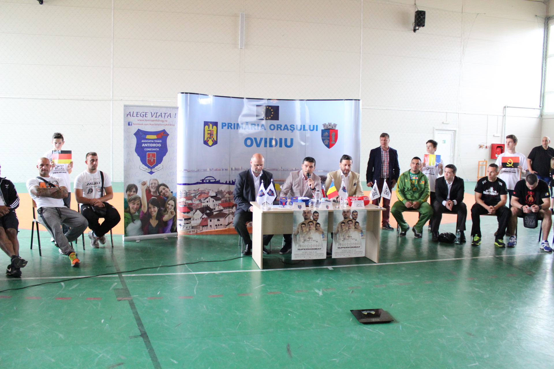 Superkombat : Irimia și luptătorii săi au inaugurat o sală de sport în Ovidiu 