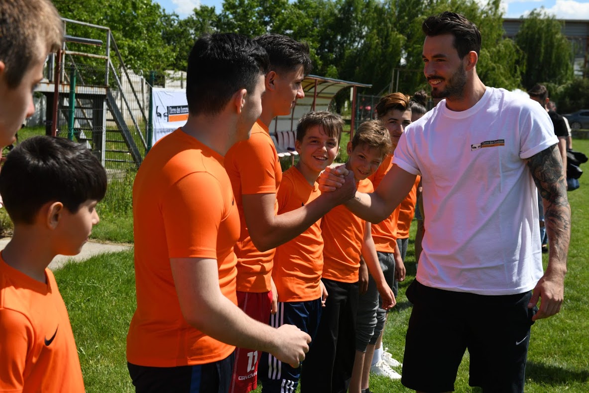 GALERIE FOTO / Roman Bürki, portar la Borussia Dortmund, a fost în România pentru a-i ajuta pe copiii români