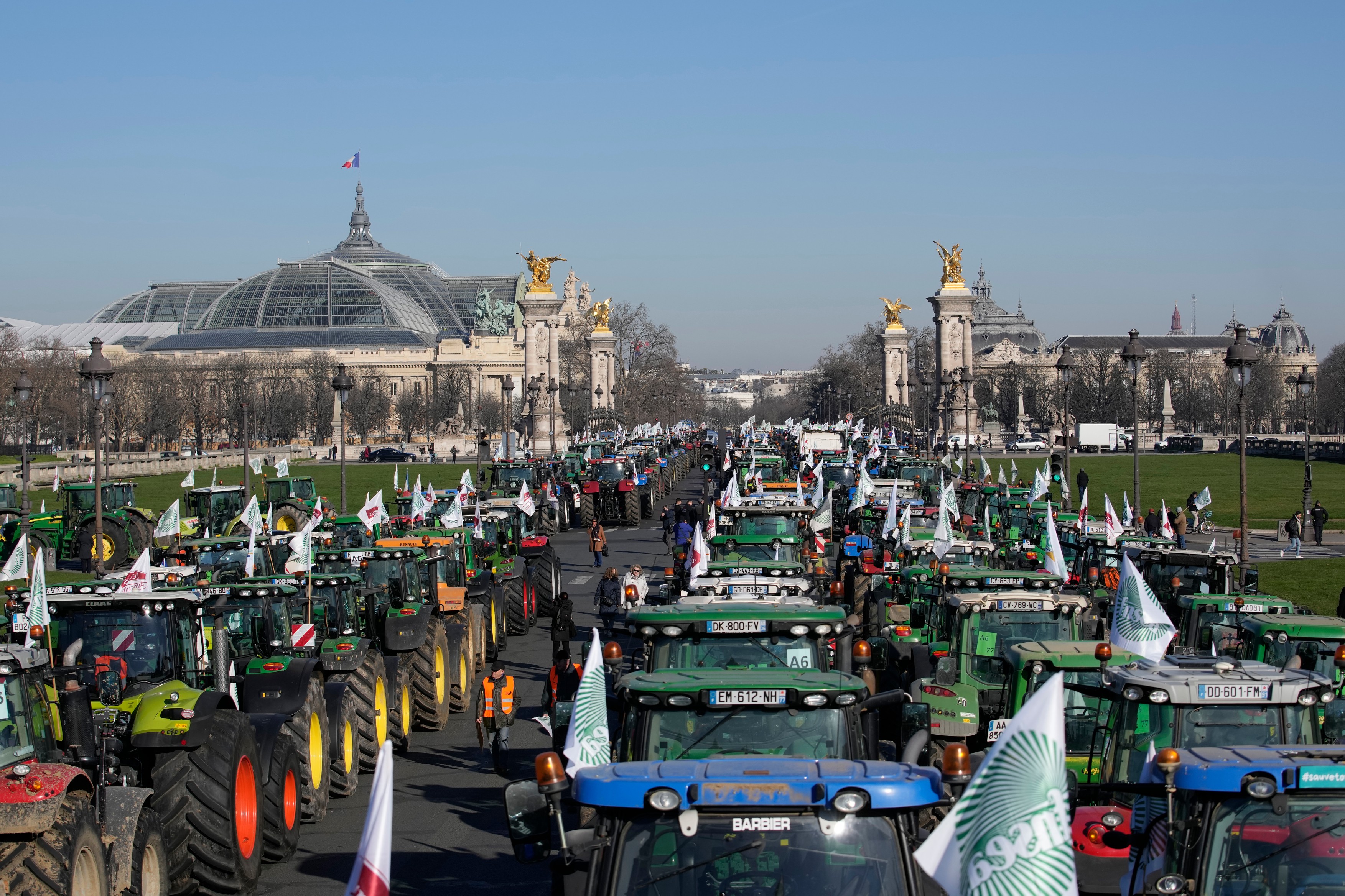 Parisul, blocat de sute de tractoare. Agricultorii protestează față de interzicerea pesticidelor