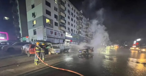 Momentul în care șoferul sare dintr-o mașină cuprinsă de flăcări, în China, și scapă teafăr | VIDEO
