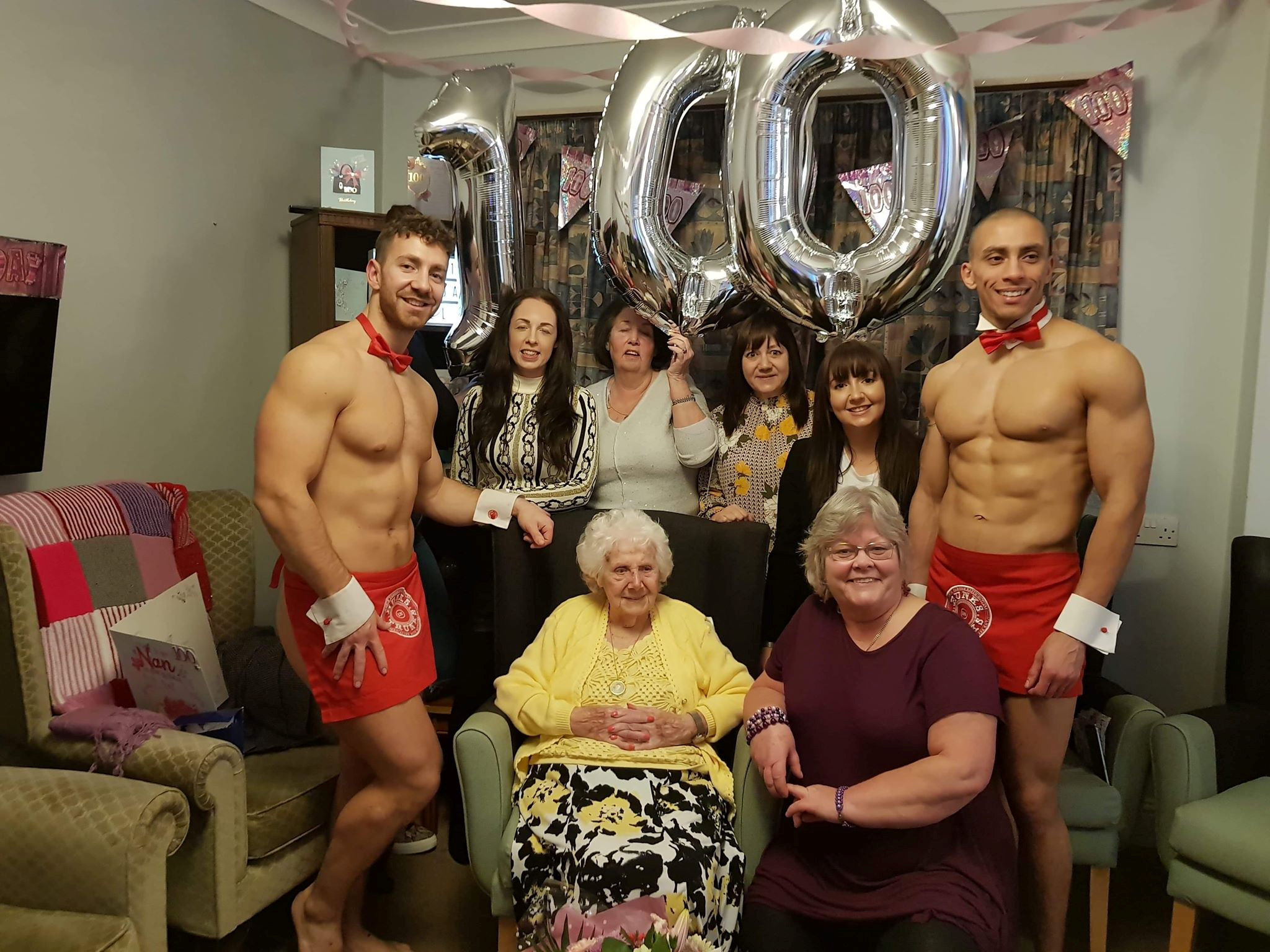 La 100 de ani, a petrecut cu stripperi. Surpriza hot pe care i-au făcut-o rudele | FOTO
