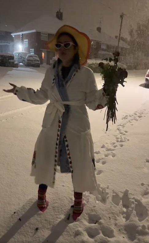 Cum au reacționat românii din Anglia când au văzut că ninge neîncetat în noiembrie: „O să fie nebunie”. Video