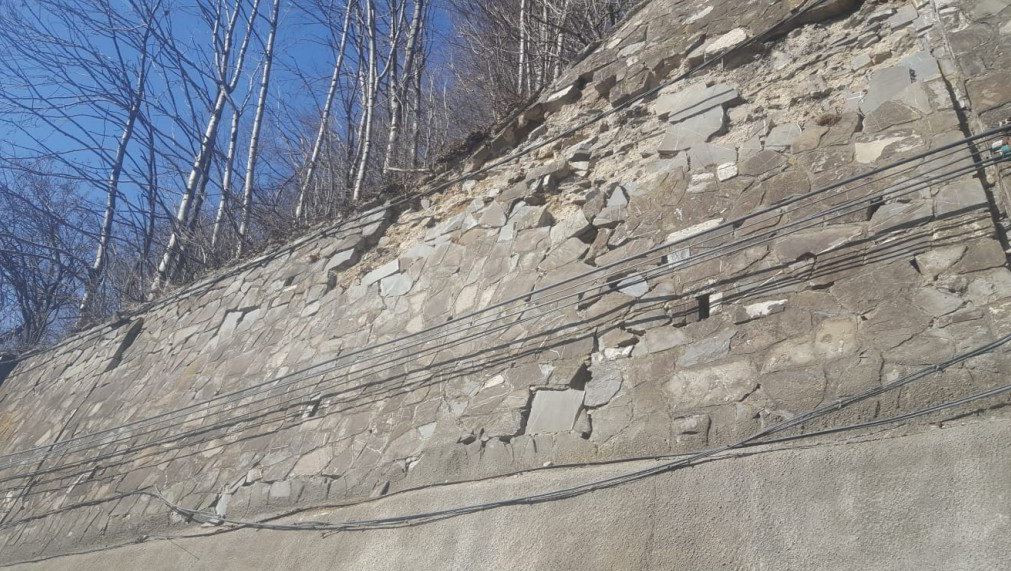 Mașină avariată de pietre căzute pe DN1, la Bușteni. Traficul auto e deja aglomerat în zonă