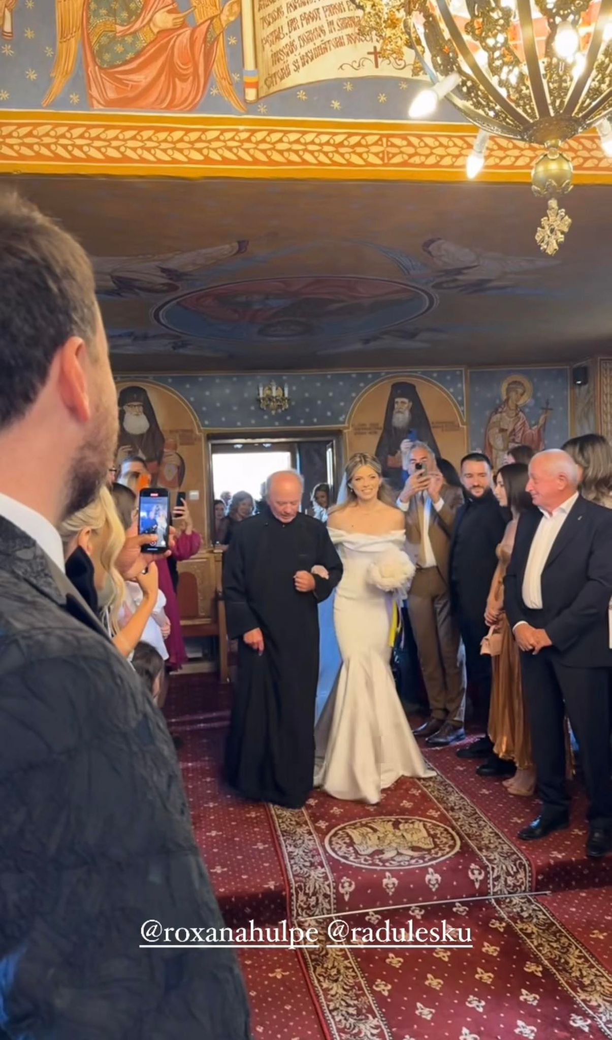 Imagini de la nunta Roxanei Hulpe. Tatăl preot a condus-o la altar, iar Cabral și Andreea Ibacka au fost nași