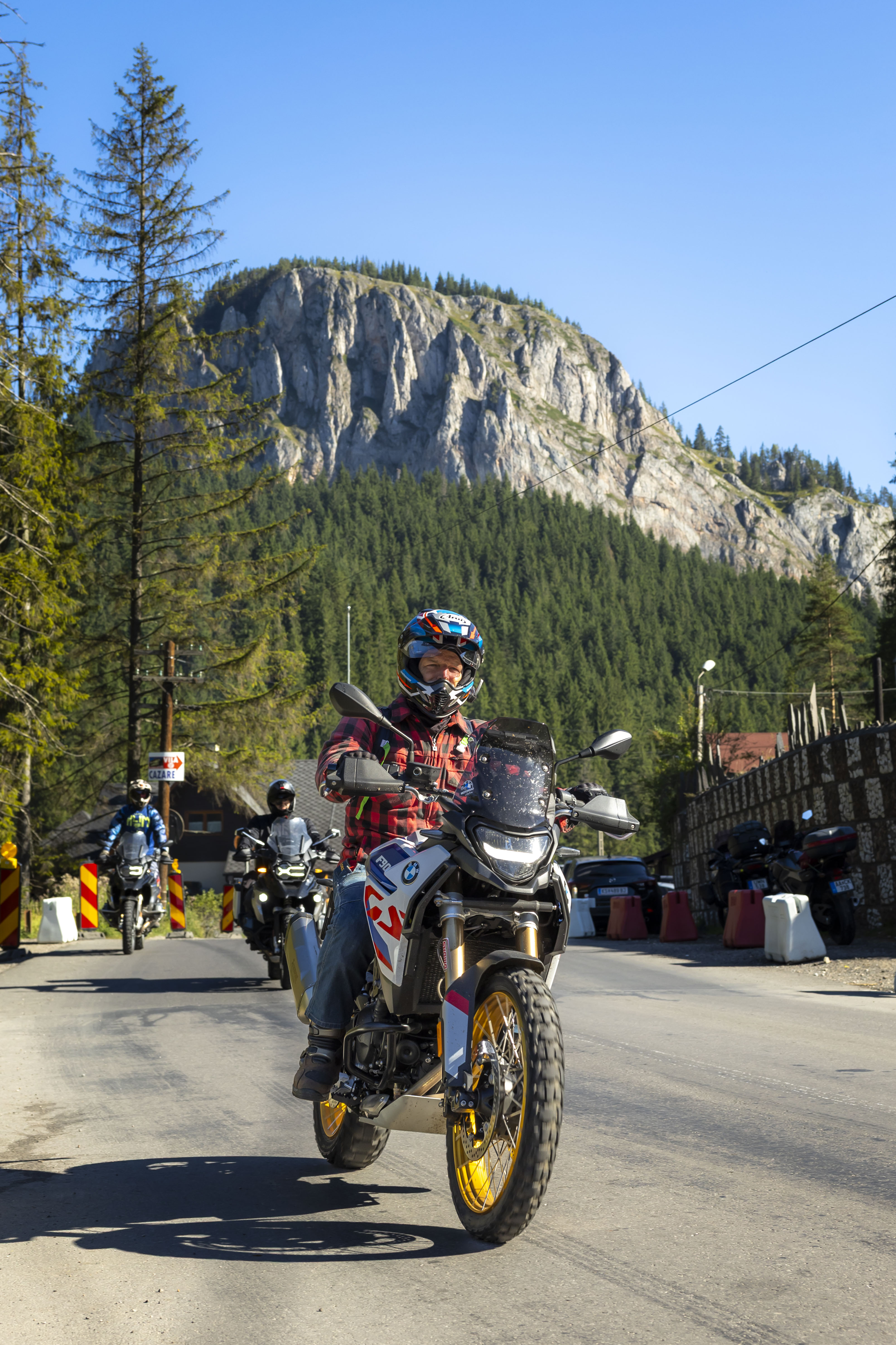 Ce a făcut președintele ceh Petr Pavel în vacanța pe motocicletă din România. A salvat un om care avea o criză de epilepsie, a văzut urși, a făcut baie în lac și cumpărături la supermarket: „E o țară superbă”