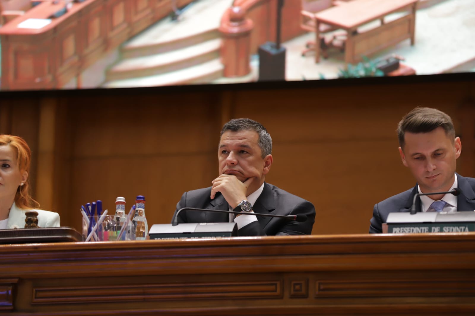 Toate cele patru moțiuni de cenzură depuse împotriva Guvernului Bolojan au fost respinse în Parlament. Ce urmează