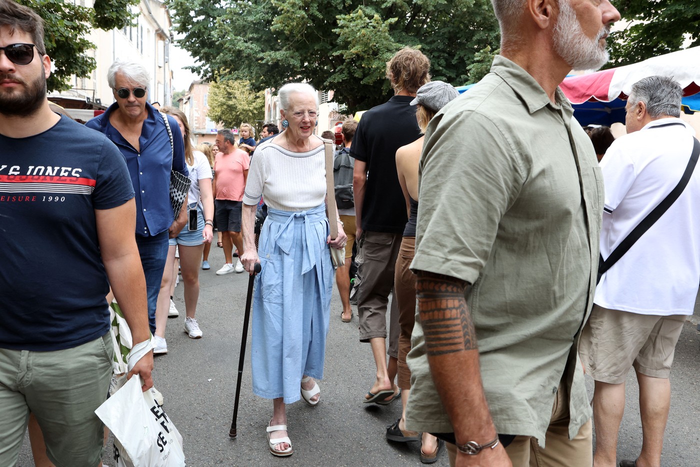 Regina Margrethe a Danemarcei a abdicat în ianuarie, dar continuă să meargă la cumpărături într-o piață din Franța, așa cum o face de 50 de ani