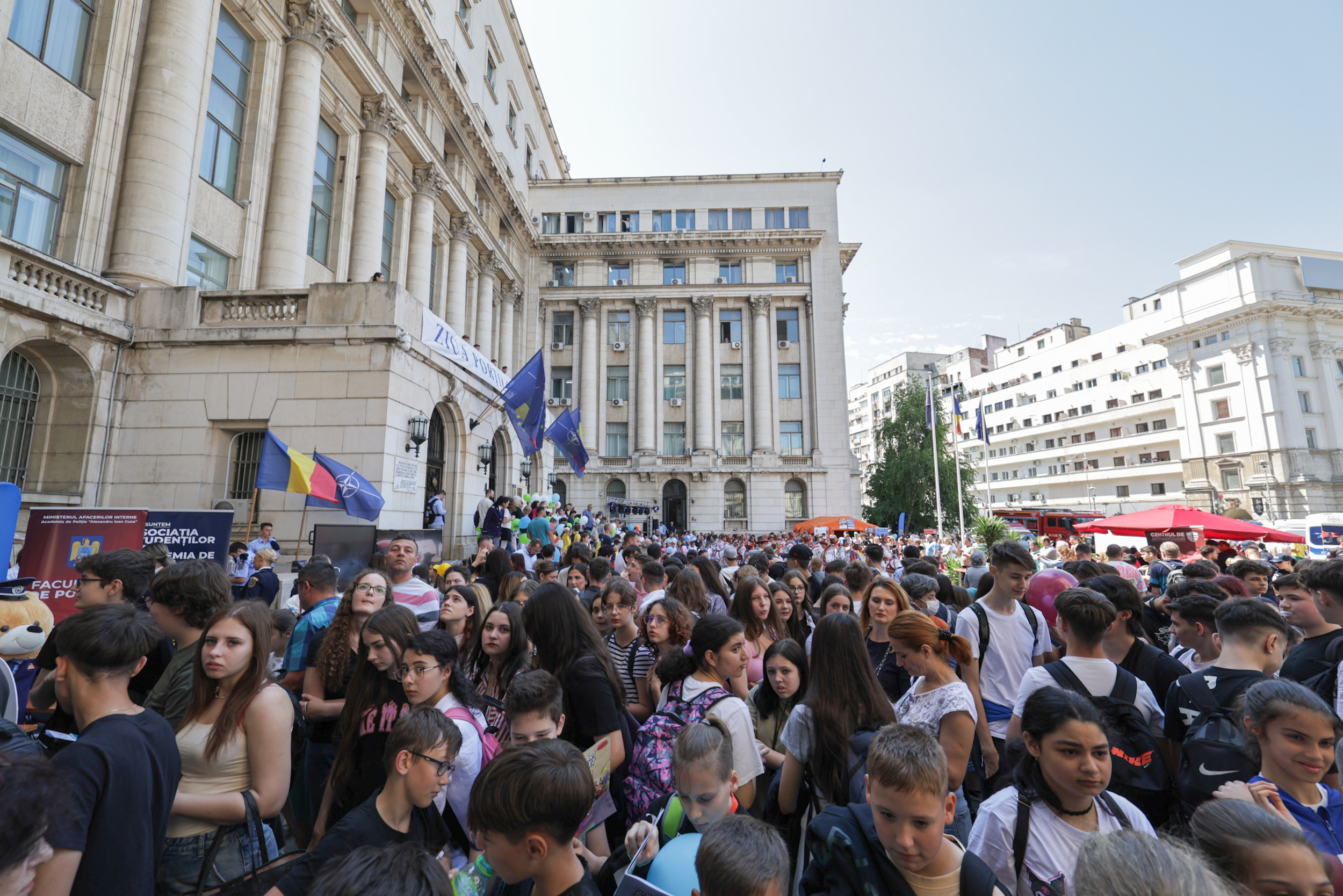 FOTO | Copiii au preluat puterea la Ministerul Afacerilor Interne. Cei mici pot păși pe balconul unde Ceaușescu a ținut ultima cuvântare