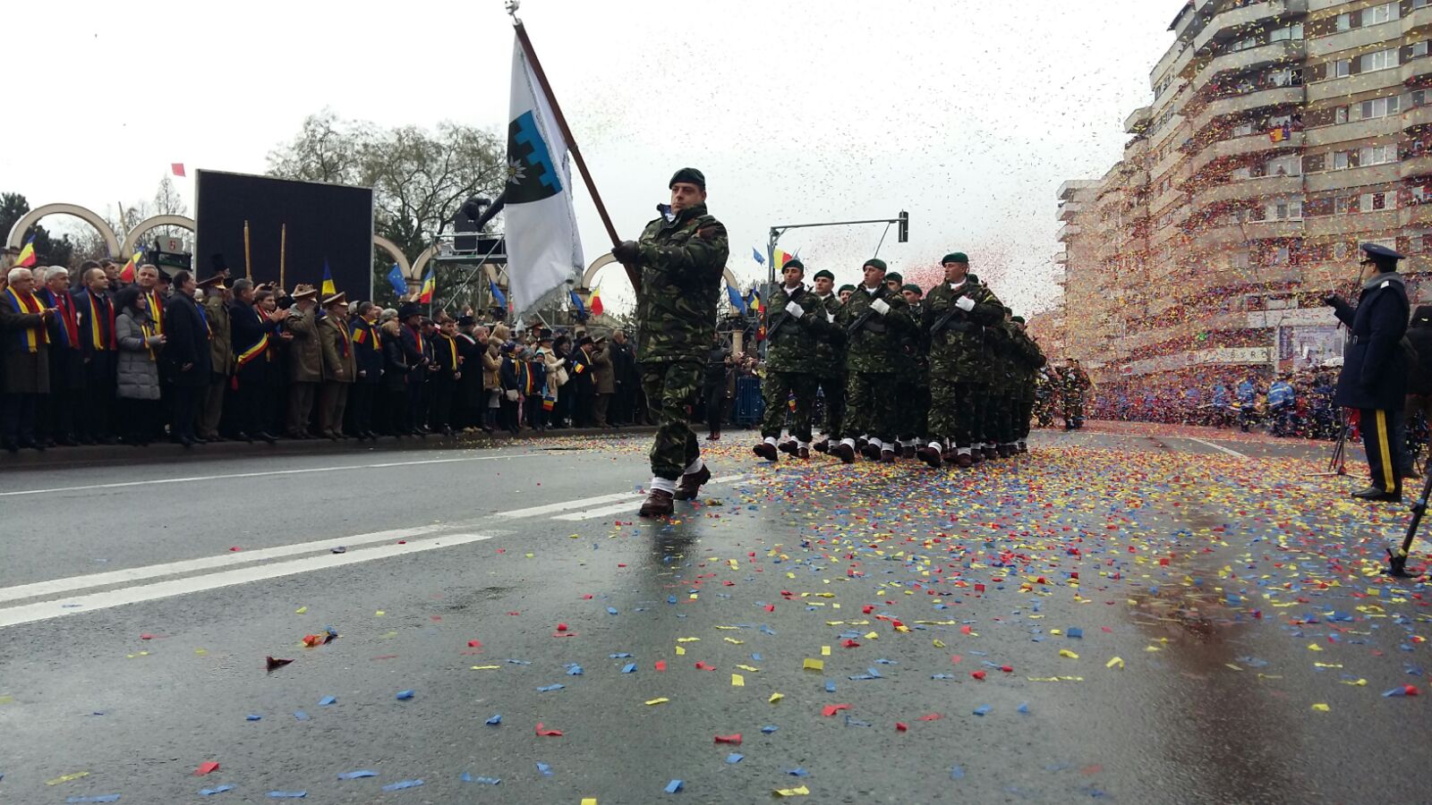 Mii de oameni, la parada militară de la Alba Iulia. Oamenii stau la coadă la fasole cu cârnați| VIDEO