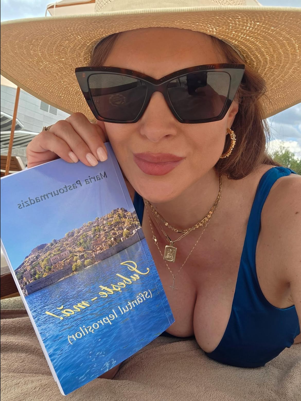 Monica Bârlădeanu, apariție spectaculoasă în costum de baie la 47 de ani. Cum s-a afișat actrița la piscină