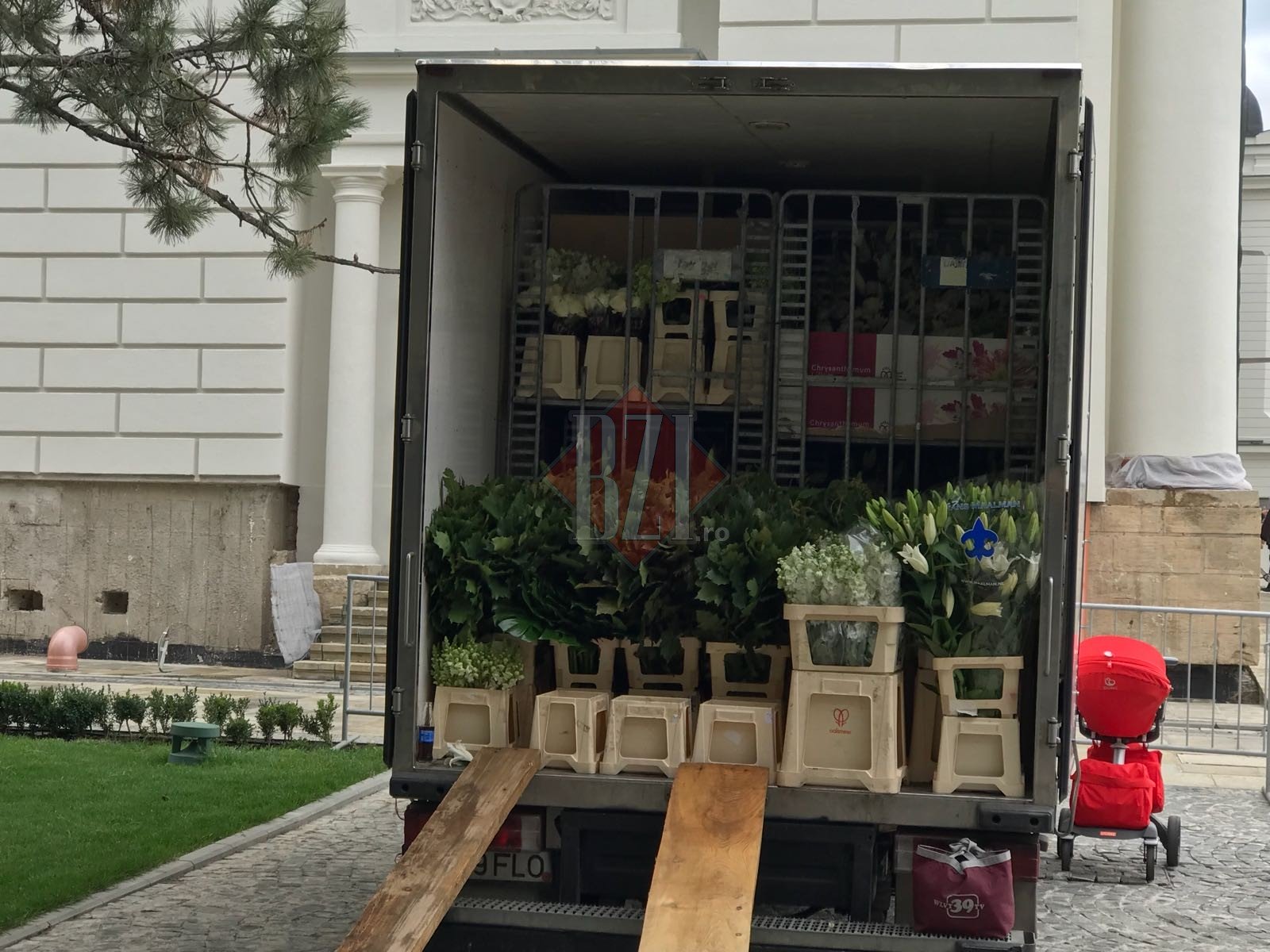 Baldachinul cu racla Sfintei Parascheva, decorat de o familie din București, de peste 10 ani.  „Am vrut să facem o culoare care să specifice bucurie”