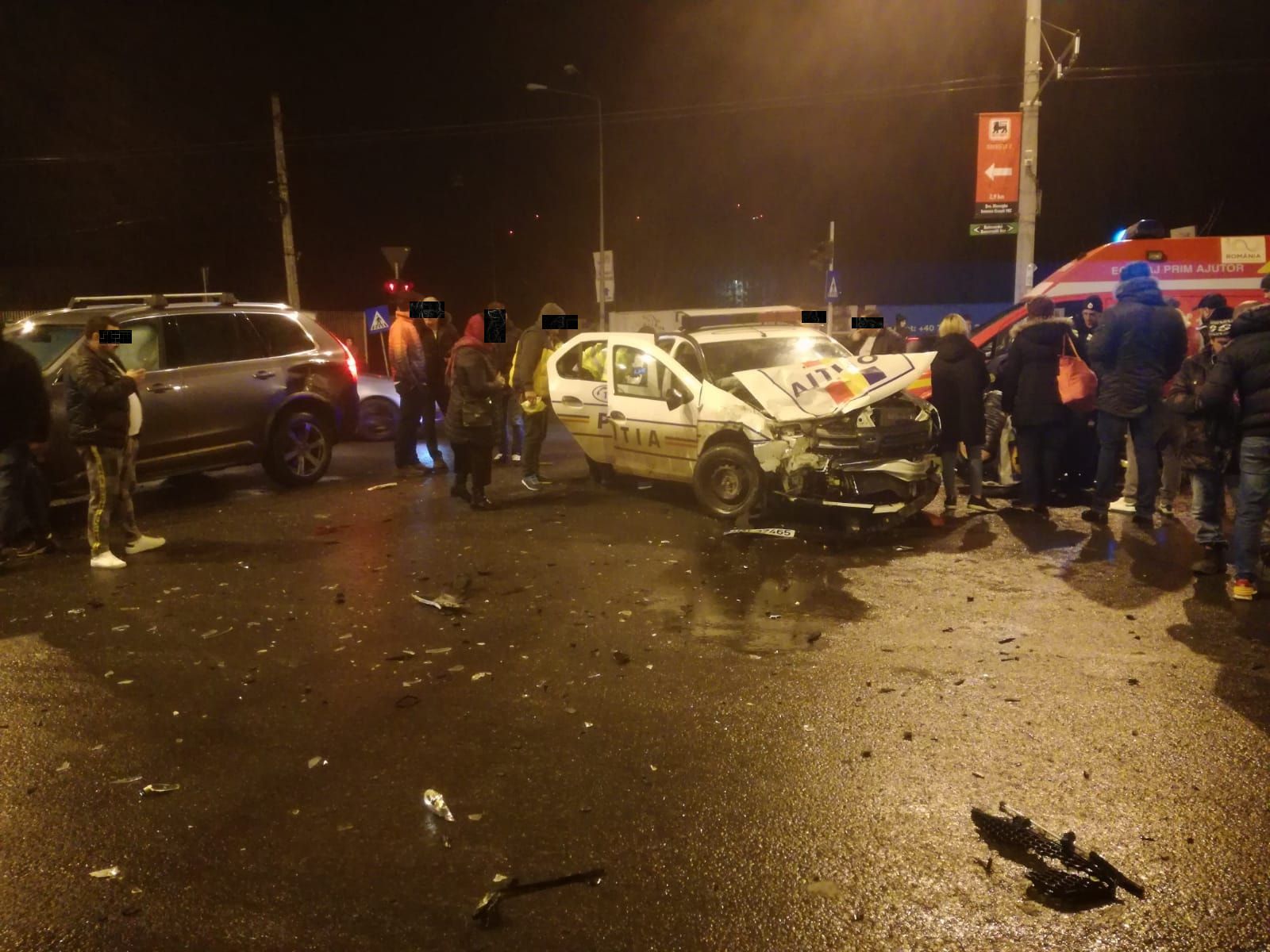 FOTO. Un jandarm și trei polițiști, răniți într-un accident produs în Capitală. Cei patru erau în misiune