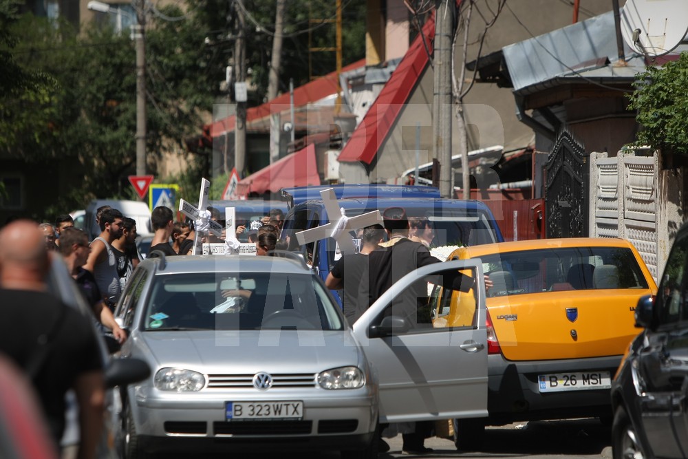 VIDEO. Înmormântarea femeii sinucigașe de la Brănești și a celor trei fetițe. Trupul neînsuflețit al mamei, depus separat la capelă / GALERIE FOTO