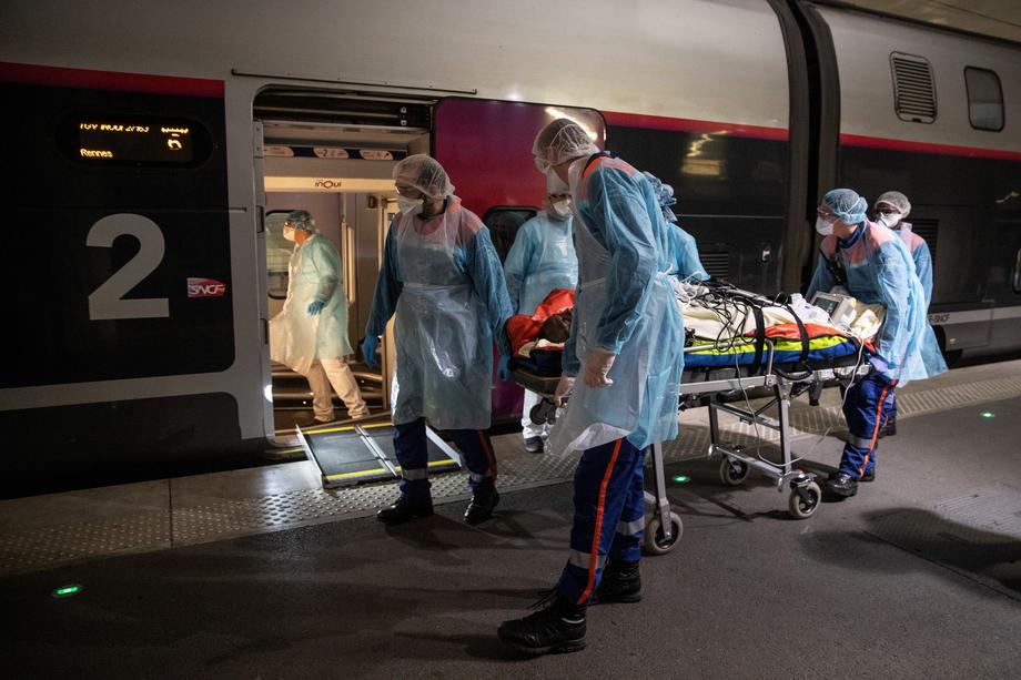 Franţa a transformat trenuri de mare viteză în ambulanţe. Cum arată acum vagoanele TGV-urilor