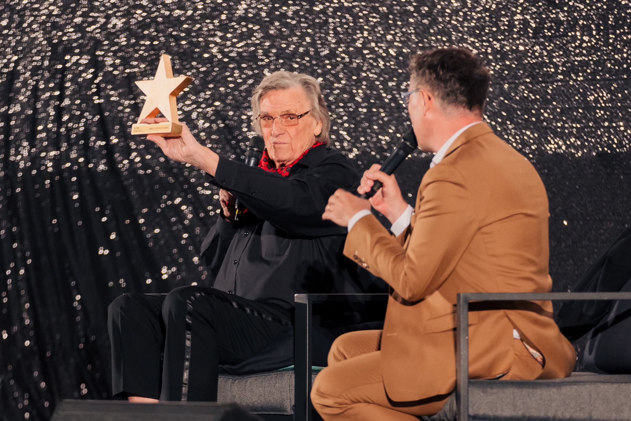 Imagini de la TIFF 2025. Florin Piersic a venit la brațul soției sale, iar de pe scenă a avut un dialog cu Emil Boc