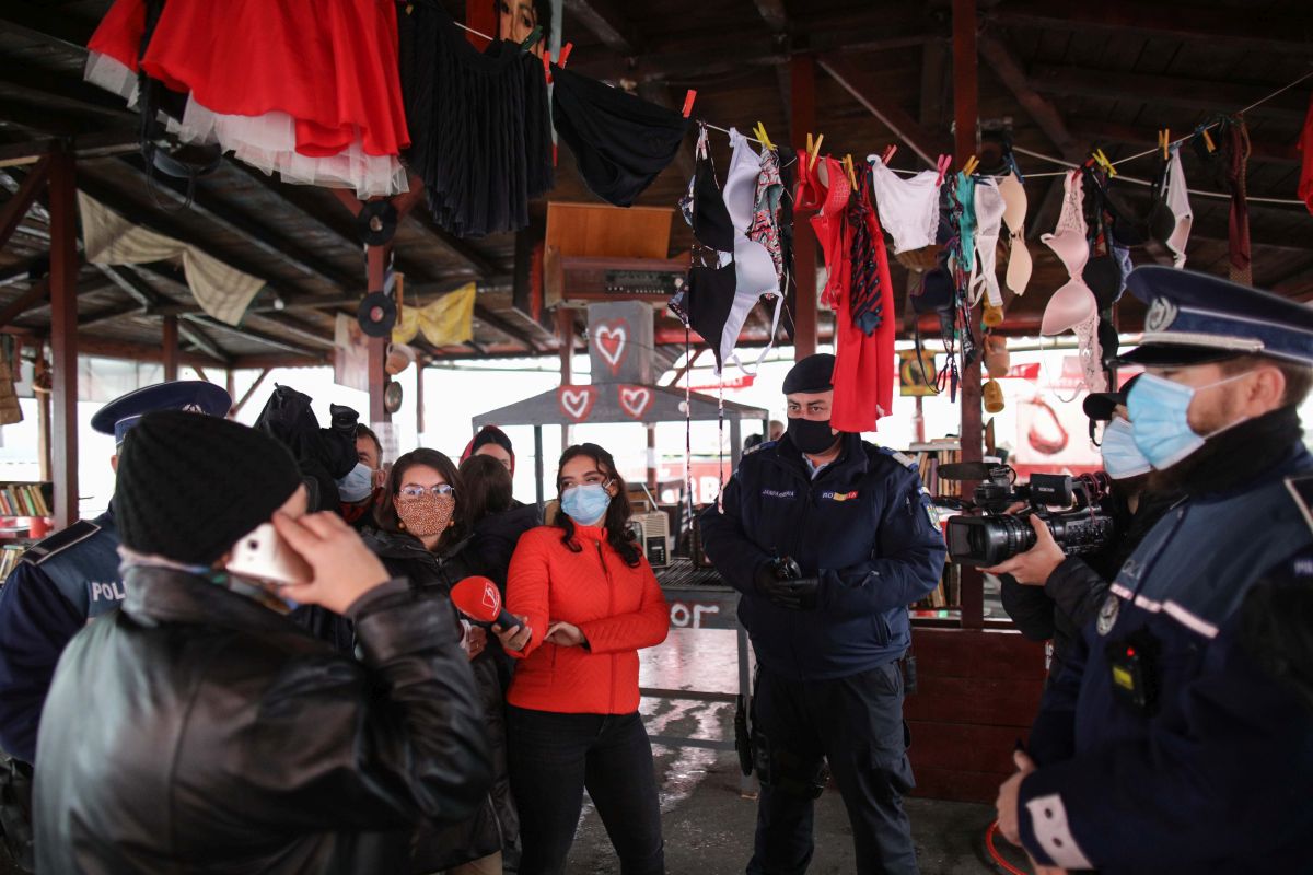 Controale în piața Obor din București. Se verifică dacă măsurile anti-COVID sunt respectate