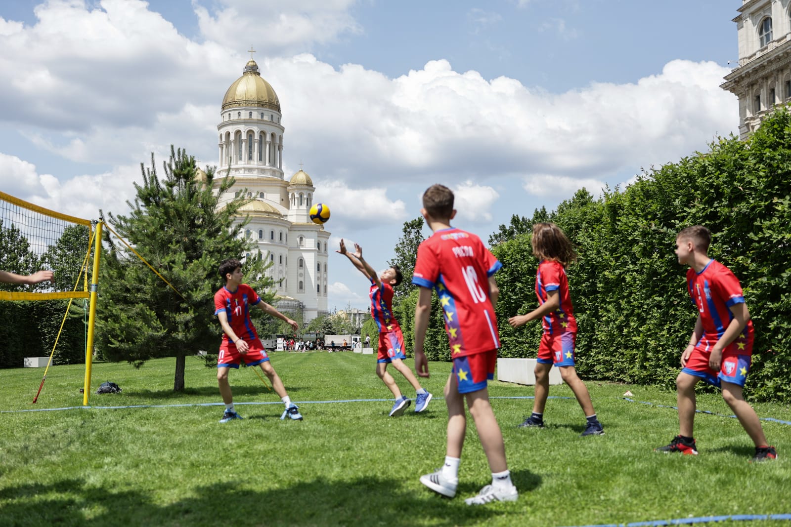 Copiii au cucerit curtea Parlamentului României: de la sport și antrenamente cu vedete la tehnică militară